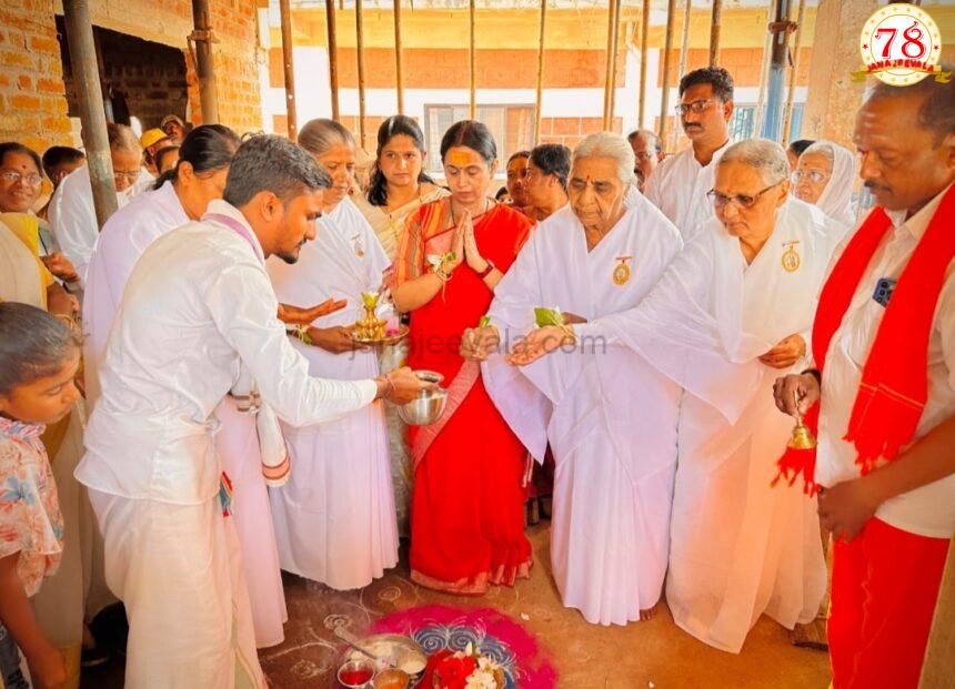 ಈಶ್ವರಿಯ ವಿಶ್ವವಿದ್ಯಾಲಯ ಧ್ಯಾನ ಕೇಂದ್ರದ ಚೌಕಟ್ ಅಳವಡಿಸುವ ಪೂಜೆ ನೆರವೇರಿಸಿದ ಸಚಿವೆ ಹೆಬ್ಬಾಳಕರ್