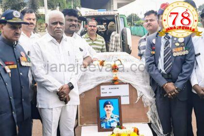 ವೀರ ಯೋಧನ ಪಾರ್ಥಿವ ಶರೀರಕ್ಕೆ ಪುಷ್ಪ ನಮನ ಸಲ್ಲಿಸಿದ ಈರಣ್ಣ ಕಡಾಡಿ