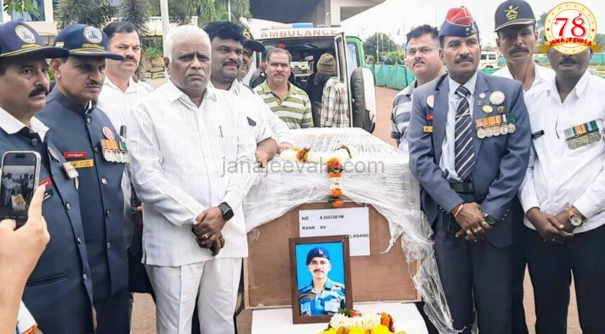 ವೀರ ಯೋಧನ ಪಾರ್ಥಿವ ಶರೀರಕ್ಕೆ ಪುಷ್ಪ ನಮನ ಸಲ್ಲಿಸಿದ ಈರಣ್ಣ ಕಡಾಡಿ