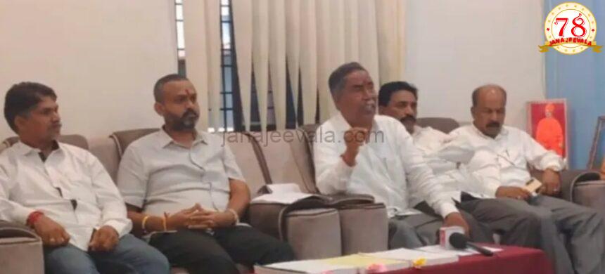 ಚನ್ನರಾಜ ಹಟ್ಟಿಹೊಳಿ, ವಿಠ್ಠಲ ಹಲಗೇಕರ, ರಾಜು ಸಿದ್ದಾಣಿ ಈ ಮೂವರಲ್ಲಿ ಒಬ್ಬರನ್ನು ಅಭ್ಯರ್ಥಿಯನ್ನಾಗಿ ಘೋಷಿಸಲು ನಿರ್ಧಾರ