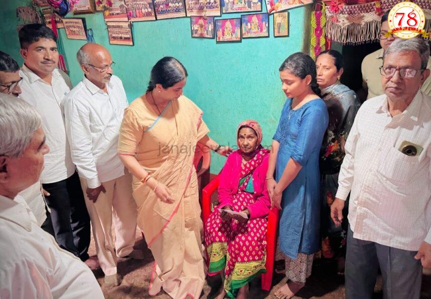 ಅಪಘಾತದಲ್ಲಿ ಇಬ್ಬರ ಸಾವು: ಮನೆಗೆ ತೆರಳಿ ಸಾಂತ್ವನ ಹೇಳಿದ ಸಚಿವೆ ಲಕ್ಷ್ಮೀ ಹೆಬ್ಬಾಳಕರ್