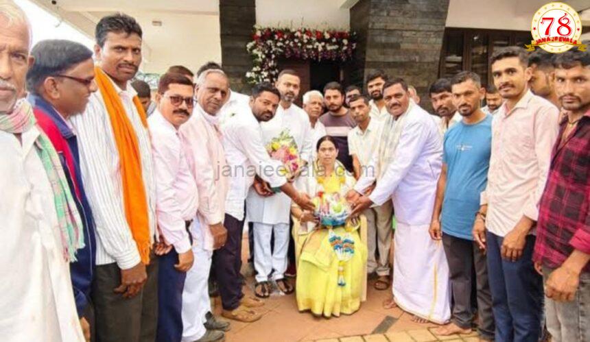 ಉನ್ನತೀಕರಿಸಿದ ಪ್ರೌಢ ಶಾಲೆ ಮಂಜೂರು: ಸಚಿವೆ ಲಕ್ಷ್ಮೀ ಹೆಬ್ಬಾಳಕರ್ ಗೆ ಸನ್ಮಾನ