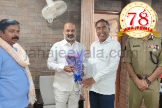 ಬೆಳಗಾವಿಗೆ ಆಗಮಿಸಿದ ಕೇಂದ್ರ ಗೃಹ ವ್ಯವಹಾರ ರಾಜ್ಯ ಬಂಡಿ ಸಂಜಯ ಕುಮಾರ ಅವರನ್ನು ಸನ್ಮಾನಿಸಿದ ಖಾನಾಪುರ ಶಾಸಕ ವಿಠ್ಠಲ ಹಲಗೇಕರ