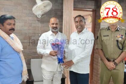 ಬೆಳಗಾವಿಗೆ ಆಗಮಿಸಿದ ಕೇಂದ್ರ ಗೃಹ ವ್ಯವಹಾರ ರಾಜ್ಯ ಬಂಡಿ ಸಂಜಯ ಕುಮಾರ ಅವರನ್ನು ಸನ್ಮಾನಿಸಿದ ಖಾನಾಪುರ ಶಾಸಕ ವಿಠ್ಠಲ ಹಲಗೇಕರ