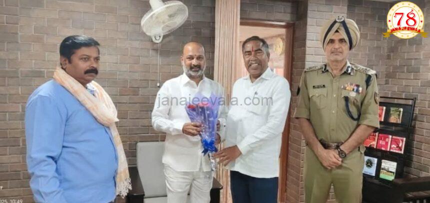 ಬೆಳಗಾವಿಗೆ ಆಗಮಿಸಿದ ಕೇಂದ್ರ ಗೃಹ ವ್ಯವಹಾರ ರಾಜ್ಯ ಬಂಡಿ ಸಂಜಯ ಕುಮಾರ ಅವರನ್ನು ಸನ್ಮಾನಿಸಿದ ಖಾನಾಪುರ ಶಾಸಕ ವಿಠ್ಠಲ ಹಲಗೇಕರ