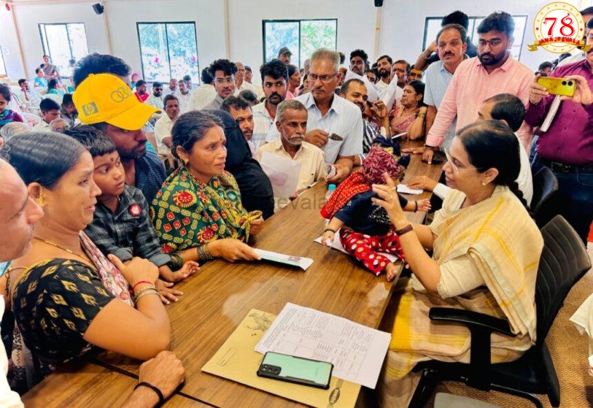 ಜನತಾ ದರ್ಶನದಲ್ಲಿ ಸಾವಿರಾರು ಜನರಿಂದ ಅಹವಾಲು ಸ್ವೀಕರಿಸಿದ ಲಕ್ಷ್ಮೀ ಹೆಬ್ಬಾಳಕರ್‌-ಸಚಿವರಿಗೆ ಮೃಣಾಲ್‌ ಸಾಥ್