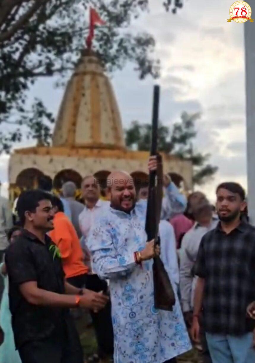 ಡಬಲ್ ಬ್ಯಾರಲ್ ಗನ್ ನಿಂದ ಗಾಳಿಯಲ್ಲಿ ಗುಂಡು ಹಾರಿಸಿದ ನೌಕರರ ಸಂಘದ ಅಧ್ಯಕ್ಷ..! ಡಬಲ್ ಬ್ಯಾರಲ್ ಗನ್ ನಿಂದ ಗಾಳಿಯಲ್ಲಿ ಗುಂಡು ಹಾರಿಸಿದ ನೌಕರರ ಸಂಘದ ಅಧ್ಯಕ್ಷ..!