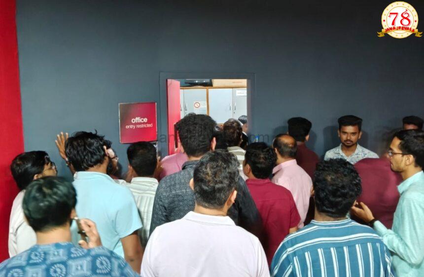 ವಿಶ್ವದೆಲ್ಲೆಡೆ ಕಾಂತಾರ ಅಬ್ಬರ ..ಆದರೆ ಬೆಳಗಾವಿಯಲ್ಲಿ ಎದುರಾಯ್ತು ತಾಂತ್ರಿಕ ಅಡಚಣೆ ರೊಚ್ಚಿಗೆದ್ರು ಅಭಿಮಾನಿಗಳು…! ವಿಶ್ವದೆಲ್ಲೆಡೆ ಕಾಂತಾರ ಅಬ್ಬರ ..ಆದರೆ ಬೆಳಗಾವಿಯಲ್ಲಿ ಎದುರಾಯ್ತು ತಾಂತ್ರಿಕ ಅಡಚಣೆ ರೊಚ್ಚಿಗೆದ್ರು ಅಭಿಮಾನಿಗಳು…!