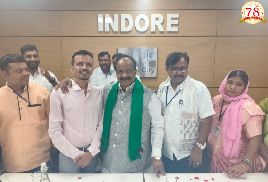 ಅಣ್ಣಿಗೇರಿ ಮಾದರಿ ಮಾಡಲು ಇಂದೋರ್ ನಲ್ಲಿ ಕೈಗೊಂಡ ಕ್ರಮಗಳನ್ನು ಶಾಸಕ ಕೋನರೆಡ್ಡಿ ಅವರಿಗೆ ವಿವರಿಸಿದ ವೀರೇಶ ಕೆಂಭಾವಿ  ವೀರೇಶ ಅವರಲ್ಲಿರುವ ತಾಯ್ನಾಡ ಅಭಿಮಾನ ಯುವಕರಿಗೆ ಸ್ಪೂರ್ತಿ