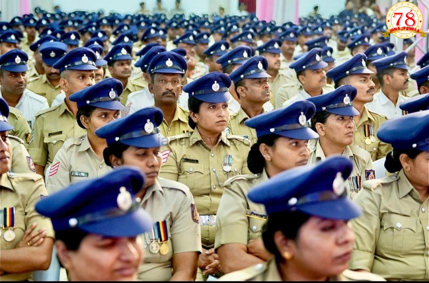 ಪೊಲೀಸ್ ಕಾನ್ಸ್ಟೇಬಲ್ ಗಳಿಗೆ ನೇವಿ ಬ್ಲೂ ಪೀಕ್ ಕ್ಯಾಪ್ ಪೊಲೀಸ್ ಕಾನ್ಸ್ಟೇಬಲ್ ಗಳಿಗೆ ನೇವಿ ಬ್ಲೂ ಪೀಕ್ ಕ್ಯಾಪ್