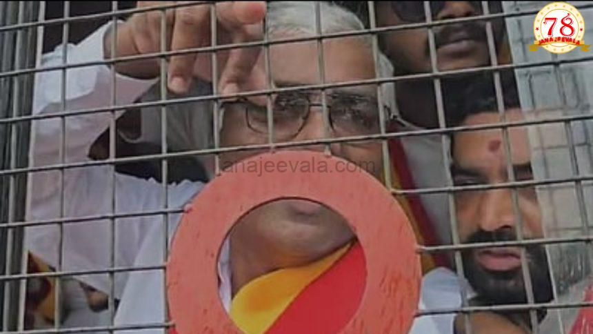 ಎಂಇಎಸ್ ಸಭೆಗೆ ನುಗ್ಗಲು ಯತ್ನಿಸಿದ ಕನ್ನಡಿಗರು ಎಂಇಎಸ್ ಸಭೆಗೆ ನುಗ್ಗಲು ಯತ್ನಿಸಿದ ಕನ್ನಡಿಗರು