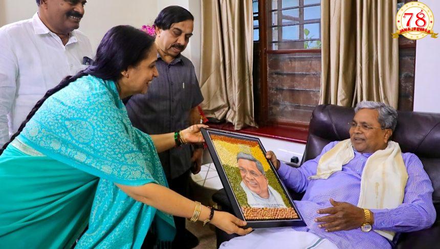 ಸಹಸ್ರ ಕಾಳುಗಳನ್ನು ಒಳಗೊಂಡ ಭಾವಚಿತ್ರವನ್ನು ಸಿಎಂಗೆ ನೀಡಿದ ಶಾಲಿನಿ ರಜನೀಶ