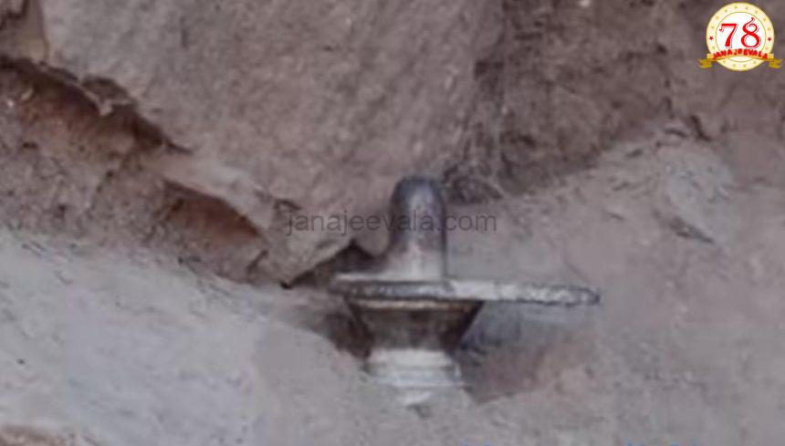 ಲಕ್ಕುಂಡಿ : ಉತ್ಖನನದ ವೇಳೆ ಪುರಾತನ ಶಿವಲಿಂಗ ಪತ್ತೆ