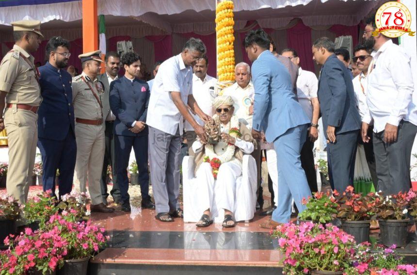 ರಾಷ್ಟ್ರನಿರ್ಮಾಣದಲ್ಲಿ ಯುವಕರ ಪಾತ್ರ ಬಹುದೊಡ್ಡದು: ಡಾ.ಪ್ರಭಾಕರ ಕೋರೆ  ಕೆಎಲ್‌ಇ ಪ್ರಧಾನ ಕಚೇರಿಯಲ್ಲಿ ಧ್ವಜಾರೋಹಣ