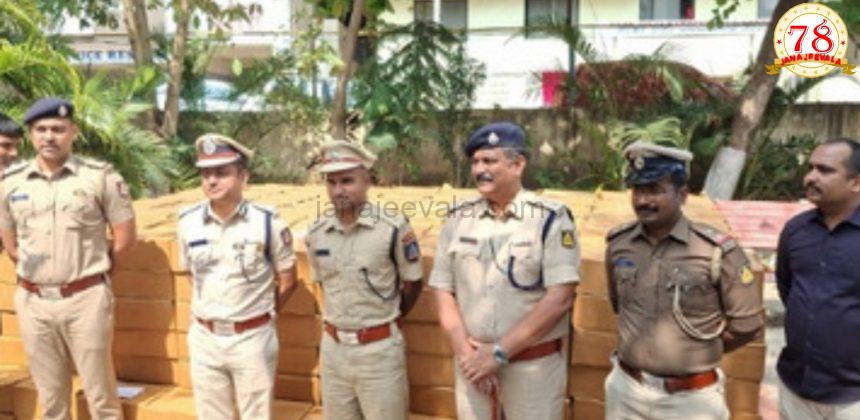 ಅಕ್ರಮವಾಗಿ ಸಾಗಿಸುತ್ತಿದ್ದ 900 ಬಾಕ್ಸ್ ಮದ್ಯ ವಶ