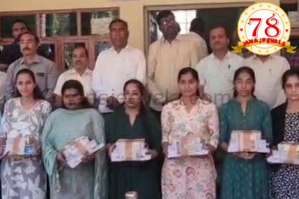 ಫಲಾನುಭವಿಗಳಿಗೆ ವಿವಿಧ ಸಾಮಗ್ರಿಗಳನ್ನು ವಿತರಿಸಿದ ಶಾಸಕ ವಿಠ್ಠಲ ಹಲಗೇಕರ