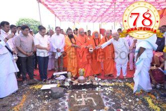 ಗಡಿ ಭಾಗದಲ್ಲಿ ಕನ್ನಡ ಶಾಲೆಗಳನ್ನು ಕಟ್ಟಿ ಕೆಎಲ್ಇ ಸಂಸ್ಥೆ ಮೌಲಿಕ ಸೇವೆ ಮಾಡಿದೆ: ಕಾಶಿ ಪೀಠದ ಪೂಜ್ಯ ಜಗದ್ಗುರು ಡಾ. ಚಂದ್ರಶೇಖರ ಶಿವಾಚಾರ್ಯ ಸ್ವಾಮೀಜಿ ಅಭಿಮತ  ಯಡೂರಿನಲ್ಲಿ ಕನ್ನಡ ಮಾಧ್ಯಮ ಶಾಲೆ ಕಟ್ಟಡದ ಭೂಮಿ ಪೂಜೆ