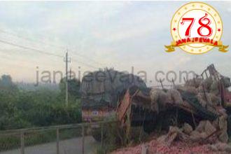 ಈರುಳ್ಳಿ ತುಂಬಿದ ಲಾರಿ ಮಗುಚಿ ಒಬ್ಬ ಸಾವು ಇನ್ನಿಬ್ಬರು ಗಂಭೀರ