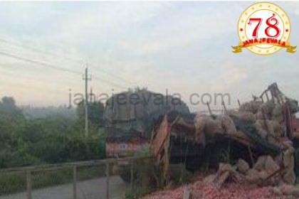 ಈರುಳ್ಳಿ ತುಂಬಿದ ಲಾರಿ ಮಗುಚಿ ಒಬ್ಬ ಸಾವು ಇನ್ನಿಬ್ಬರು ಗಂಭೀರ