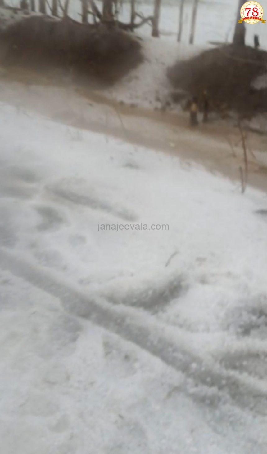 ಆಲಿಕಲ್ಲು ಮಳೆಯ ಅಬ್ಬರಕ್ಕೆ ಹಿಮಚ್ಛಾದಿತ ಕಾಶ್ಮೀರದಂತೆ ಕಂಡ ಕಲಘಟಗಿ…!