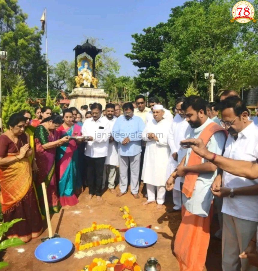 ಶ್ರೀ ಬಸವೇಶ್ವರ ವೃತ್ತದಲ್ಲಿ ಕಂಚಿನ ಮೂರ್ತಿ ಪ್ರತಿಷ್ಠಾಪನೆಗೆ ಭೂಮಿಪೂಜೆ
