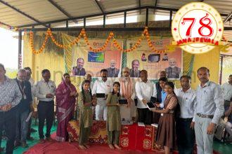 ಪ್ರೌಢಶಾಲೆಗಳ ವಿದ್ಯಾರ್ಥಿಗಳಿಗೆ ಶಿಕ್ಷಾ ಟ್ಯಾಬ್ ವಿತರಿಸಿದ ಶಾಸಕ ವಿಠ್ಠಲ ಹಲಗೇಕರ