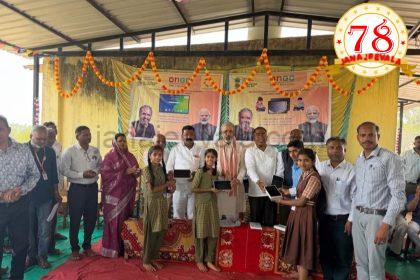 ಪ್ರೌಢಶಾಲೆಗಳ ವಿದ್ಯಾರ್ಥಿಗಳಿಗೆ ಶಿಕ್ಷಾ ಟ್ಯಾಬ್ ವಿತರಿಸಿದ ಶಾಸಕ ವಿಠ್ಠಲ ಹಲಗೇಕರ