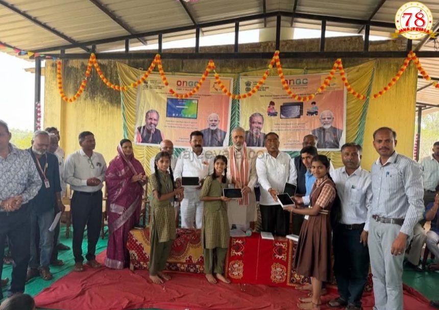 ಪ್ರೌಢಶಾಲೆಗಳ ವಿದ್ಯಾರ್ಥಿಗಳಿಗೆ ಶಿಕ್ಷಾ ಟ್ಯಾಬ್ ವಿತರಿಸಿದ ಶಾಸಕ ವಿಠ್ಠಲ ಹಲಗೇಕರ